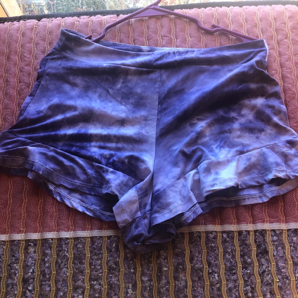 Ruffle bottom Purple Tye Dye stretchy shorts by RUE 21 size Medium